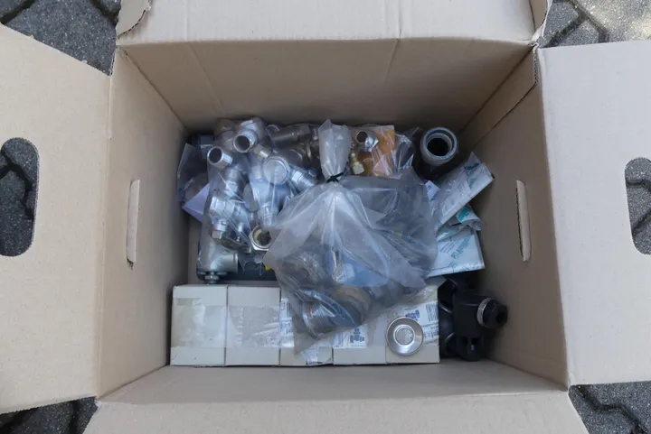 Karton mit Montagezubehör u.a. Vaillant Dichtungen